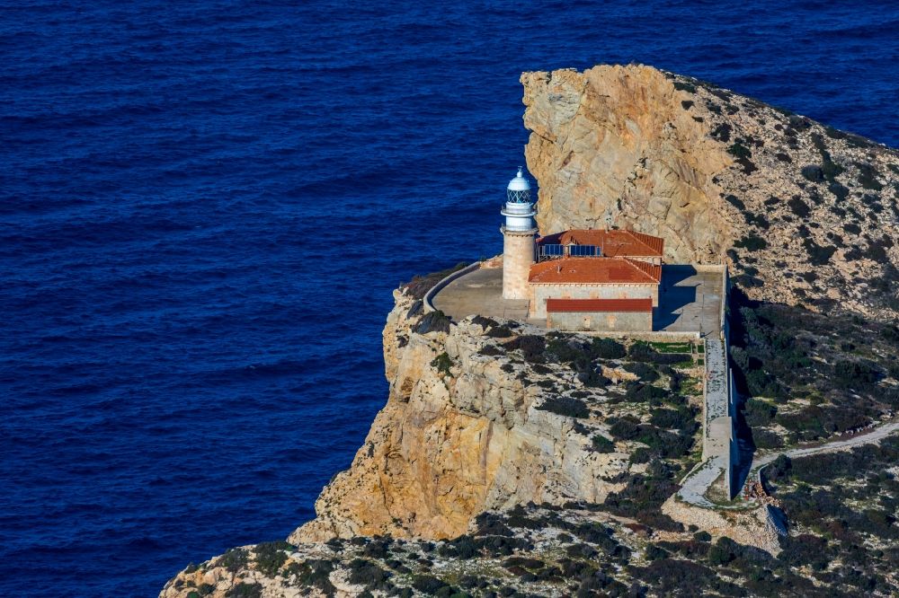 Luftbild Andratx - Leuchtturm auf der Insel Sa Dragonera einem Naturschutzgebiet in Andratx in Mallorca auf der balearischen Mittelmeerinsel Mallorca, Spanien