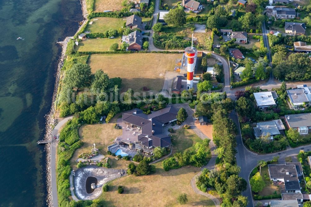 Glücksburg von oben - Leuchtturm im Küstenbereich der Förde an der ehemaligen Villa von Beate Use in Schausende im Bundesland Schleswig-Holstein, Deutschland