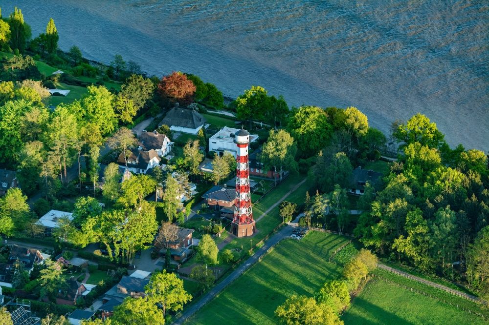 Hamburg aus der Vogelperspektive: Leuchtturm Leuchtturm Tinsdal als historisches Seefahrtszeichen im Küstenbereich der Elbe im Ortsteil Rissen in Hamburg, Deutschland