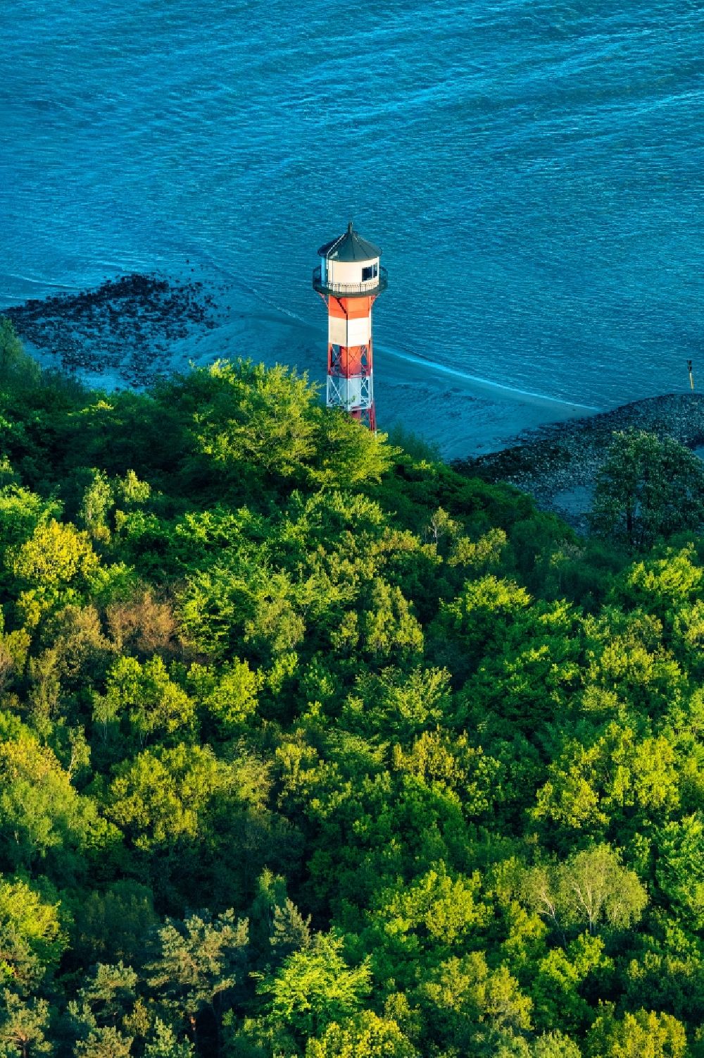 Luftaufnahme Hamburg - Leuchtturm Leuchtturm Wittenbergen als historisches Seefahrtszeichen im Küstenbereich der Elbe am Rissener Ufer in Hamburg, Deutschland