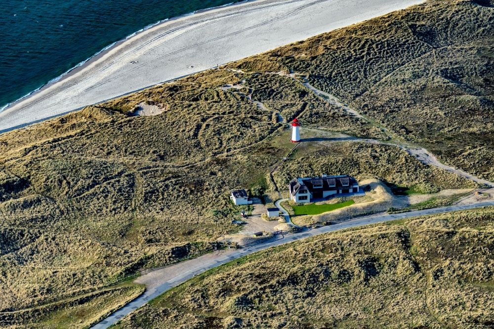 Luftbild List - Leuchtturm List West als historisches Seefahrtzeichen im Küstenbereich in List auf der Insel Sylt im Bundesland Schleswig-Holstein, Deutschland