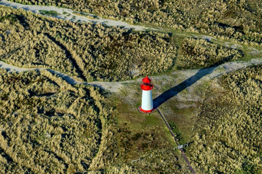 List von oben - Leuchtturm List West als historisches Seefahrtzeichen im Küstenbereich in List auf der Insel Sylt im Bundesland Schleswig-Holstein, Deutschland