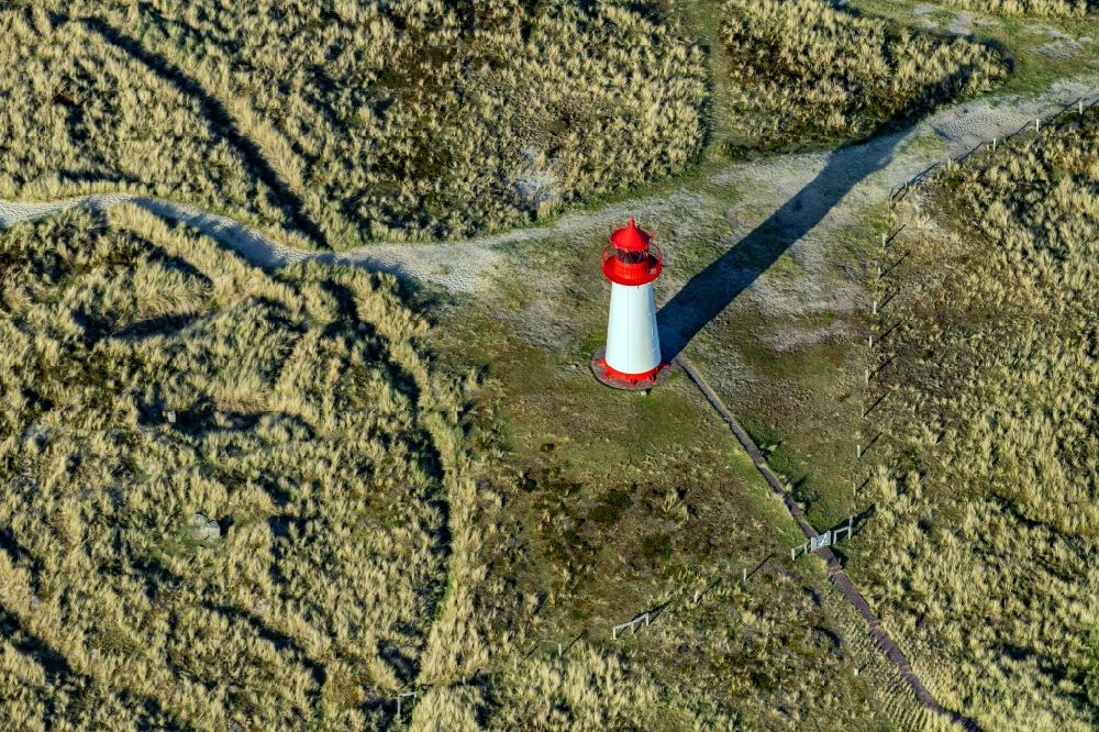 List aus der Vogelperspektive: Leuchtturm List West als historisches Seefahrtzeichen im Küstenbereich in List auf der Insel Sylt im Bundesland Schleswig-Holstein, Deutschland