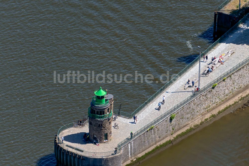 Bremen von oben - Leuchtturm Molenfeuer Überseehafen Süd Mäuseturm als Seefahrtszeichen im Küstenbereich in Bremen, Deutschland
