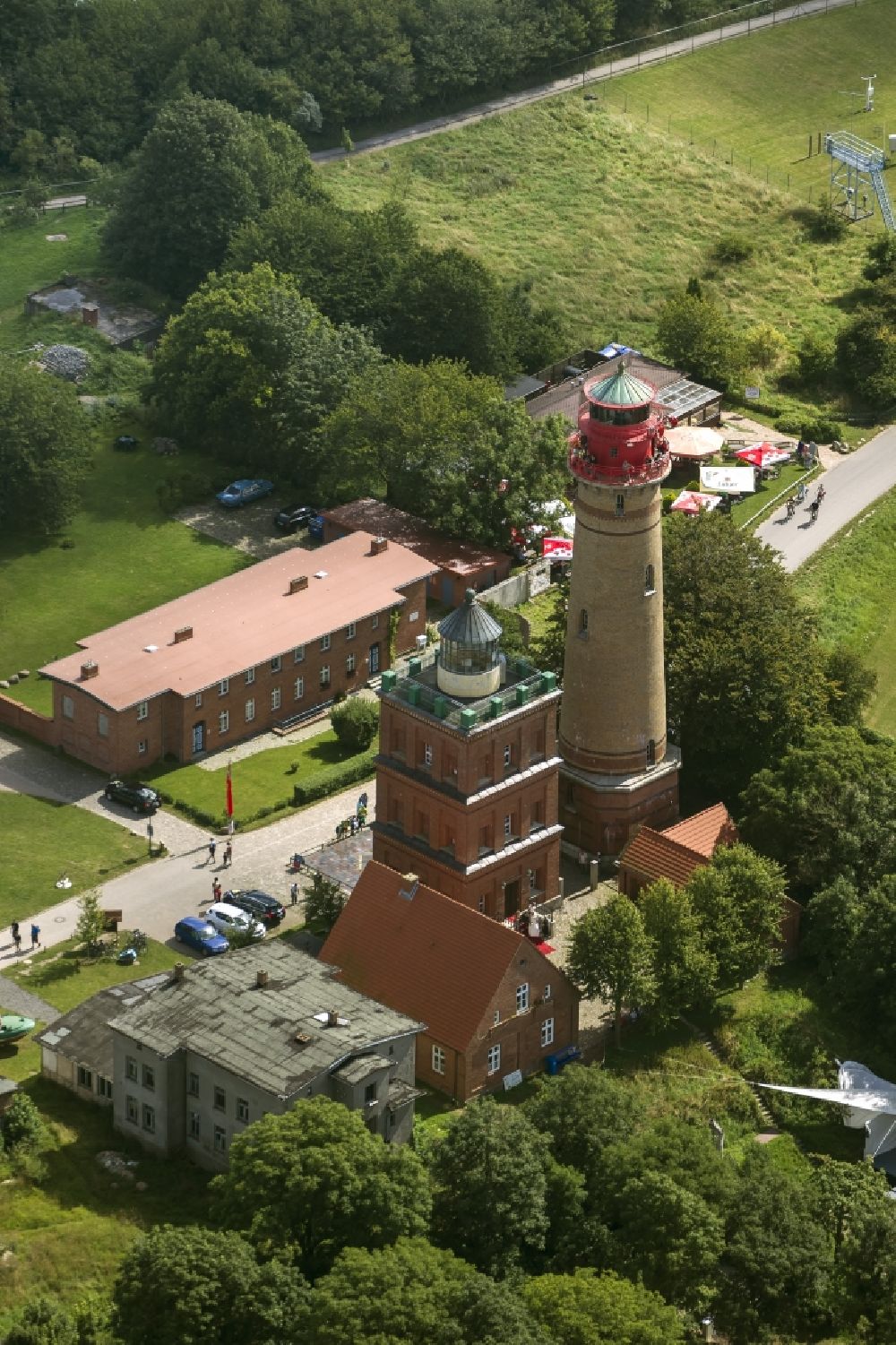 Luftaufnahme Putgarten - Leuchtturm und Peilturm Schinkelturm in Kap Arkona auf der Insel Rügen im Bundesland Mecklenburg-Vorpommern