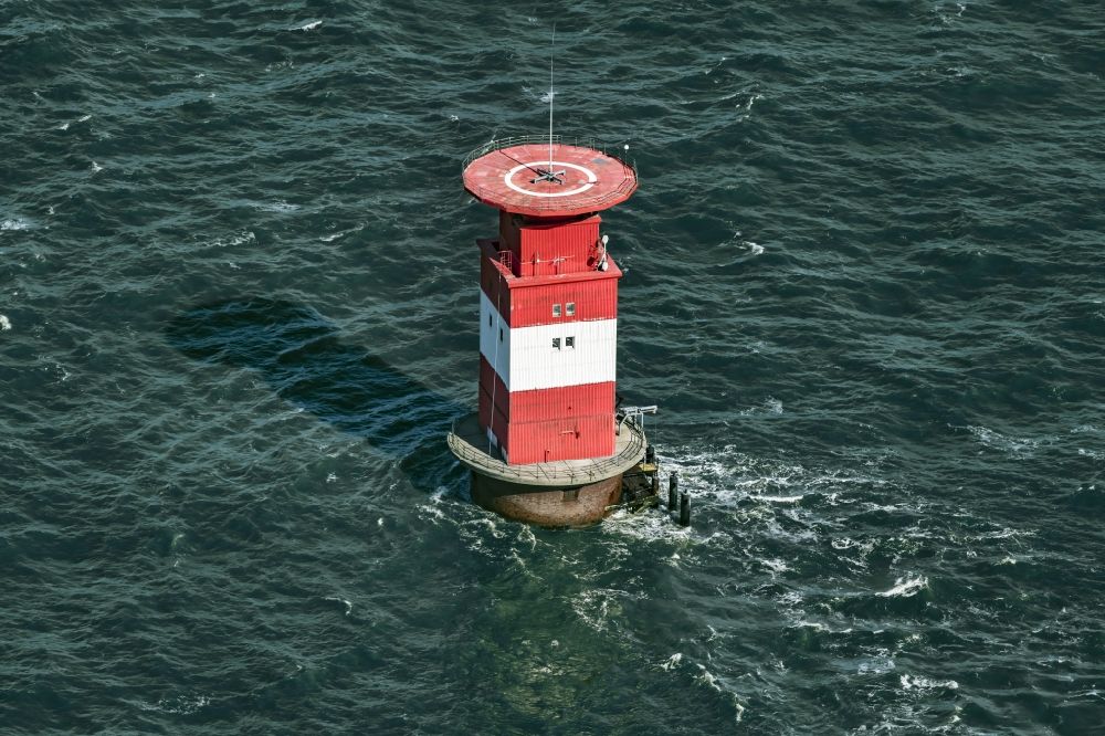 Luftbild Wurster Nordseeküste - Leuchtturm Robbenplatte als historisches Seefahrtszeichen im Küstenbereich im Wasser in Wurster Nordseeküste im Bundesland Niedersachsen, Deutschland