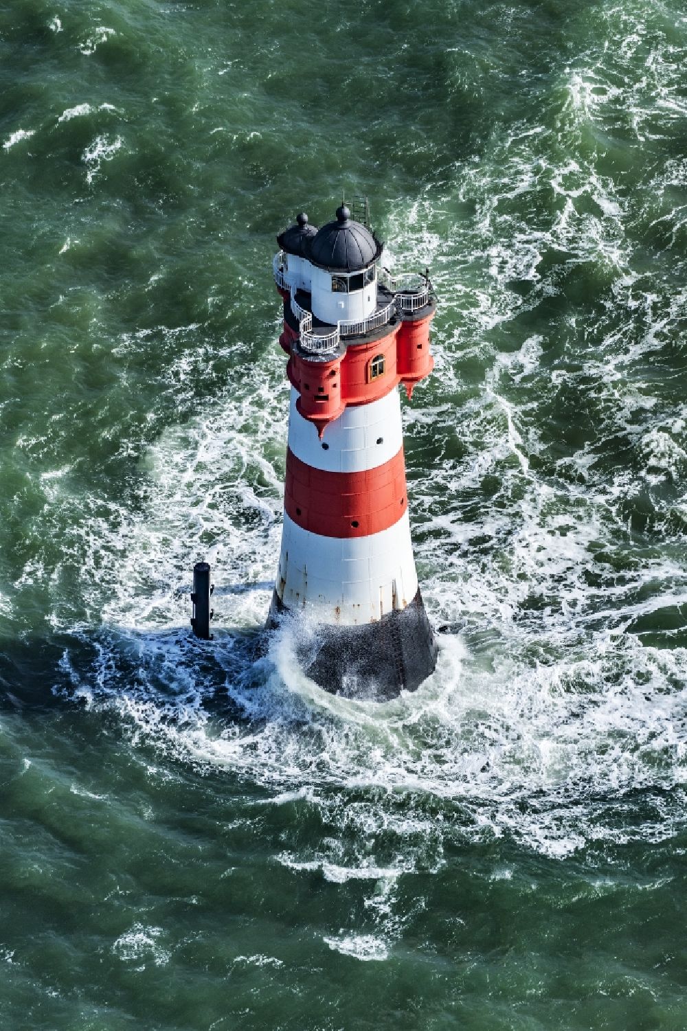 Butjadingen aus der Vogelperspektive: Leuchtturm Roter Sand als historisches Seefahrtszeichen im Küstenbereich der Nordsee in Butjadingen im Bundesland Niedersachsen, Deutschland