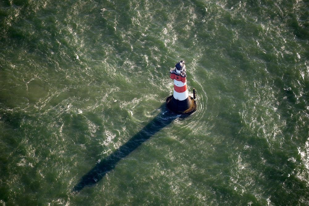 Luftaufnahme Wangerooge - Leuchtturm Roter Sand als historisches Seefahrtszeichen im Küstenbereich der Weser- Mündung zur Nordsee in Deutschland