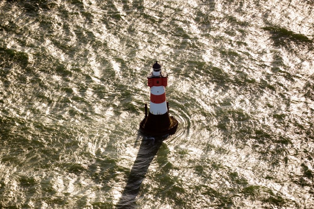 Luftbild Wangerooge - Leuchtturm Roter Sand als historisches Seefahrtszeichen im Küstenbereich der Weser- Mündung zur Nordsee in Deutschland