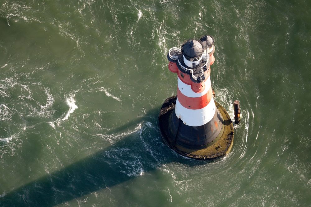 Luftaufnahme Wangerooge - Leuchtturm Roter Sand als historisches Seefahrtszeichen im Küstenbereich der Weser- Mündung zur Nordsee in Deutschland