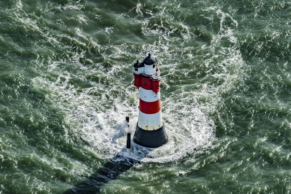 Wangerooge aus der Vogelperspektive: Leuchtturm Roter Sand als historisches Seefahrtszeichen im Küstenbereich der Weser- Mündung zur Nordsee in Deutschland