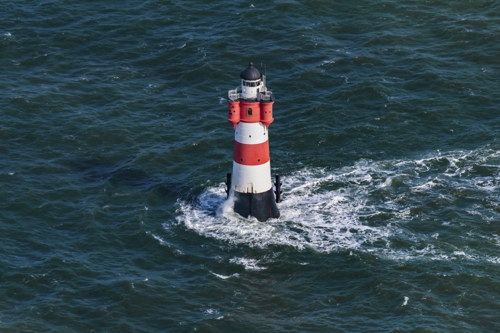 Wangerooge von oben - Leuchtturm Roter Sand als historisches Seefahrtszeichen im Küstenbereich der Weser- Mündung zur Nordsee in Deutschland