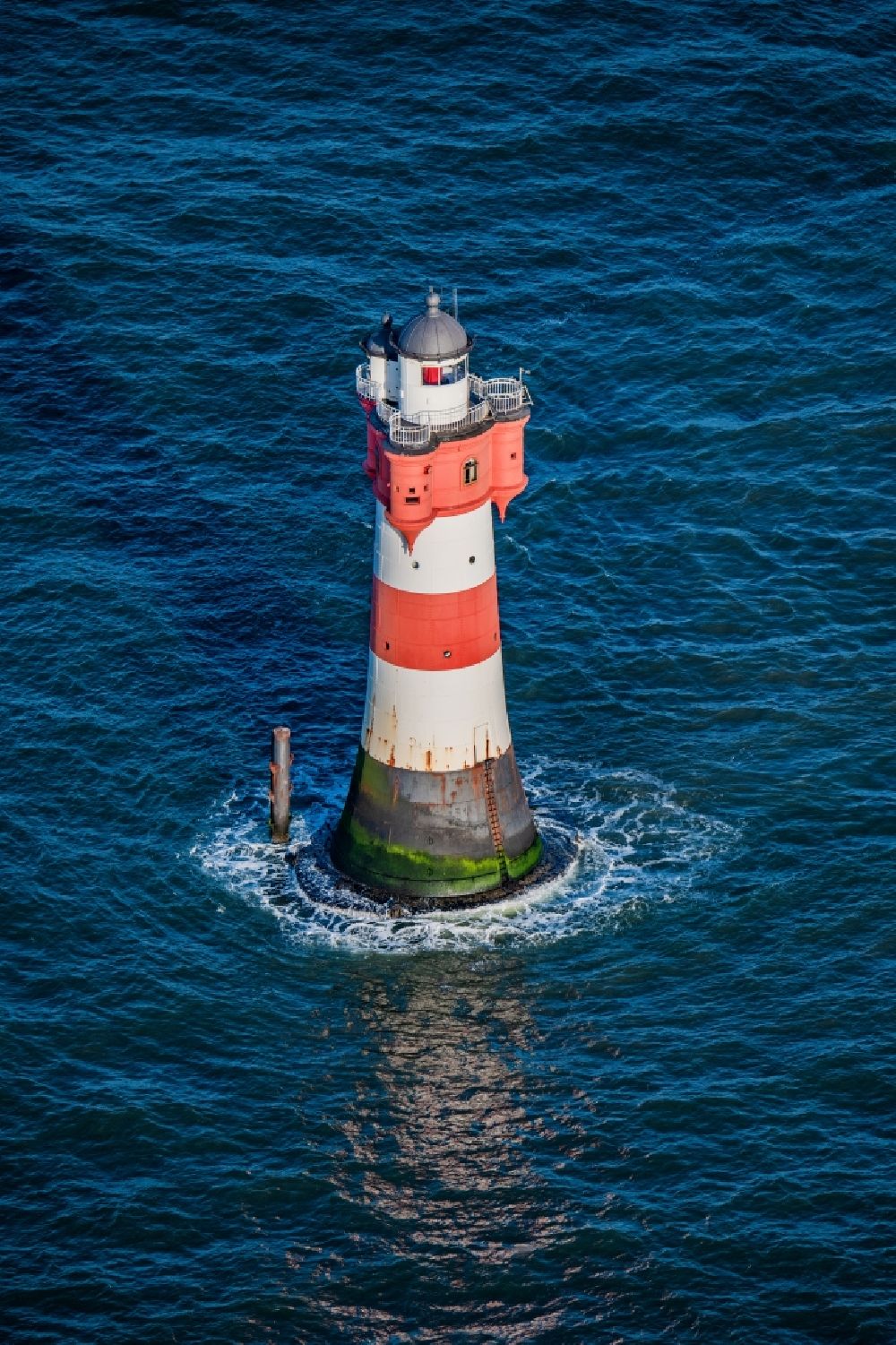 Wangerooge aus der Vogelperspektive: Leuchtturm Roter Sand als historisches Seefahrtszeichen im Küstenbereich der Weser- Mündung zur Nordsee in Deutschland