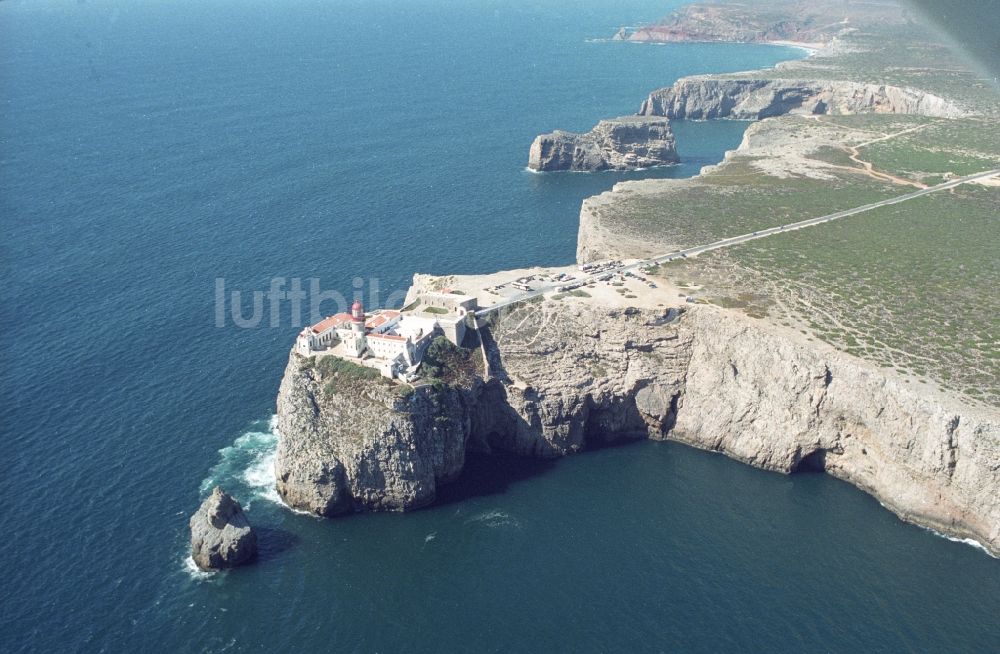 Sagres aus der Vogelperspektive: Leuchtturm auf der Südwestspitze des europäischen Festlands - Cabo de São Vicente bei Sagres in Portugal