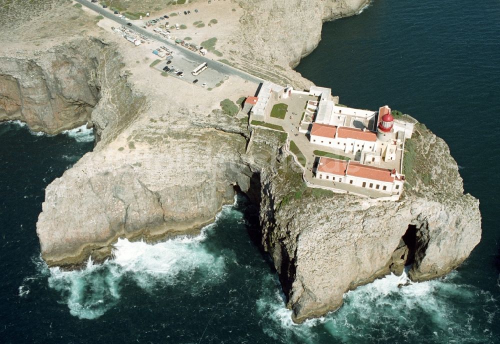 Sagres von oben - Leuchtturm auf der Südwestspitze des europäischen Festlands - Cabo de São Vicente bei Sagres in Portugal