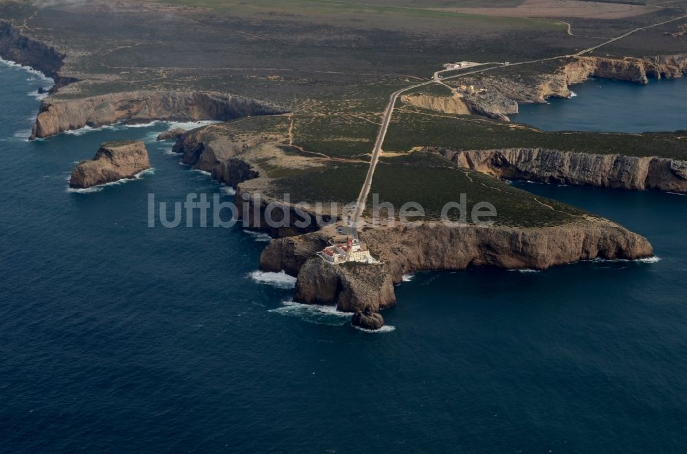 Sagres aus der Vogelperspektive: Leuchtturm auf der Südwestspitze des europäischen Festlands - Cabo de São Vicente bei Sagres in Portugal