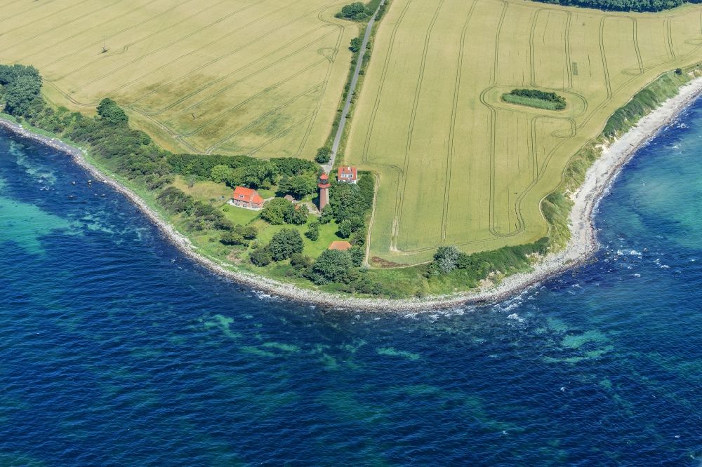 Luftbild Fehmarn - Leuchtturm Staberhuk ein Seefahrtszeichen auf der Insel Fehmarn an der Süd-Ostküste