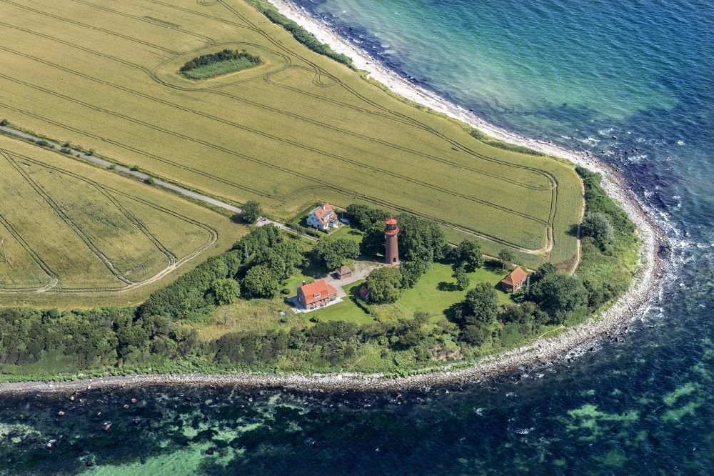 Fehmarn aus der Vogelperspektive: Leuchtturm Staberhuk ein Seefahrtszeichen auf der Insel Fehmarn an der Süd-Ostküste