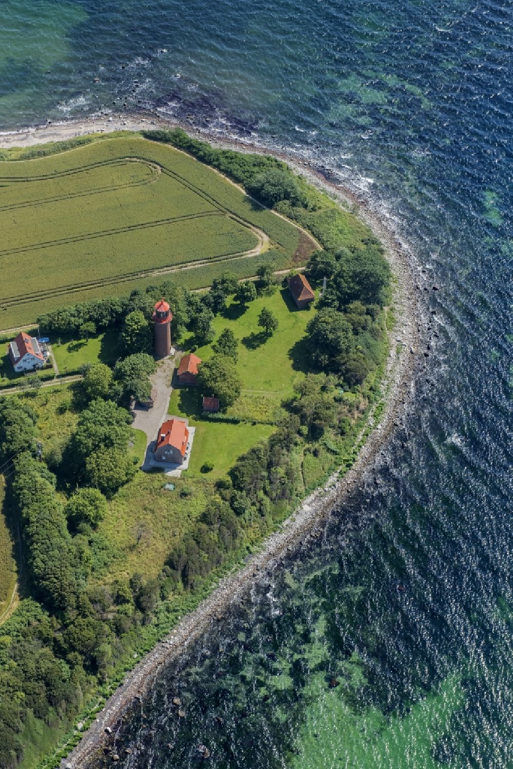 Luftaufnahme Fehmarn - Leuchtturm Staberhuk ein Seefahrtszeichen auf der Insel Fehmarn an der Süd-Ostküste
