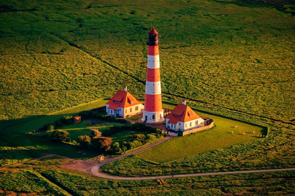 Luftaufnahme Westerhever - Leuchtturm Westerheversand als historisches Seefahrtszeichen im Küstenbereich der Nordsee in Westerhever im Bundesland Schleswig-Holstein