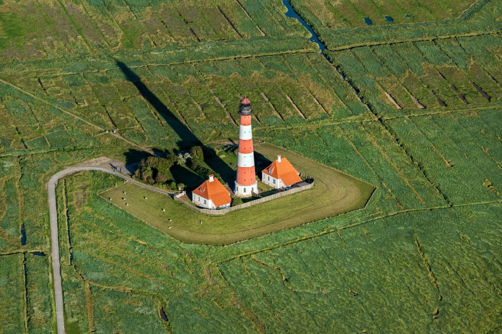 Luftbild Westerhever - Leuchtturm Westerheversand als historisches Seefahrtszeichen im Küstenbereich der Nordsee in Westerhever im Bundesland Schleswig-Holstein