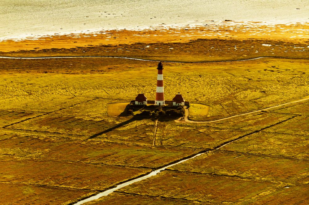 Westerhever von oben - Leuchtturm Westerheversand als historisches Seefahrtszeichen im Küstenbereich der Nordsee in Westerhever im Bundesland Schleswig-Holstein