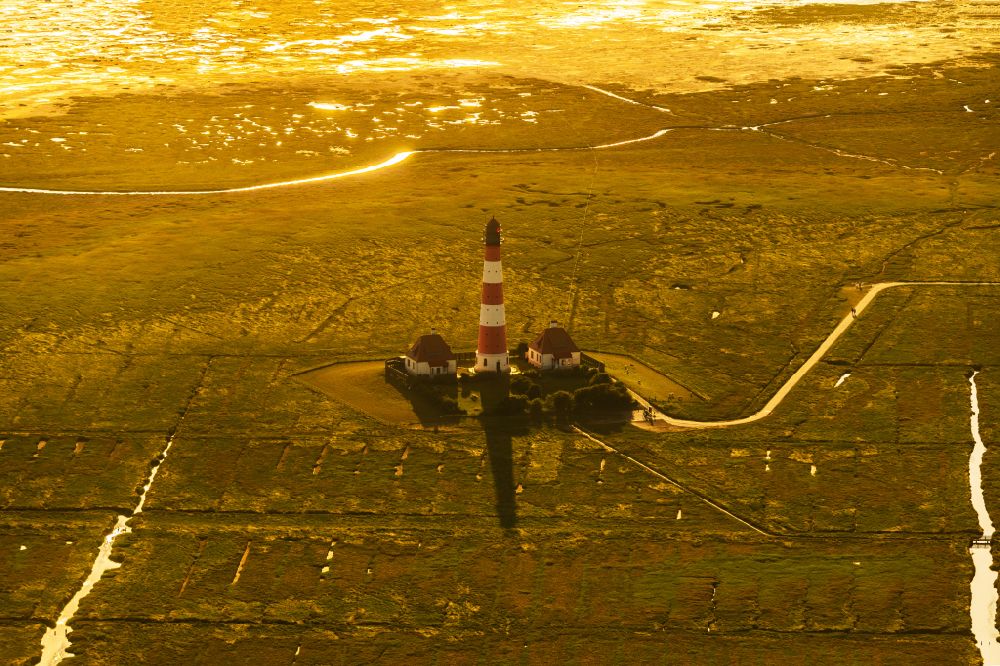 Westerhever von oben - Leuchtturm Westerheversand als historisches Seefahrtszeichen im Küstenbereich der Nordsee in Westerhever im Bundesland Schleswig-Holstein