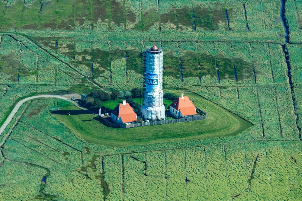 Luftaufnahme Westerhever - Leuchtturm Westerheversand als historisches Seefahrtszeichen im Küstenbereich der Nordsee in Westerhever im Bundesland Schleswig-Holstein