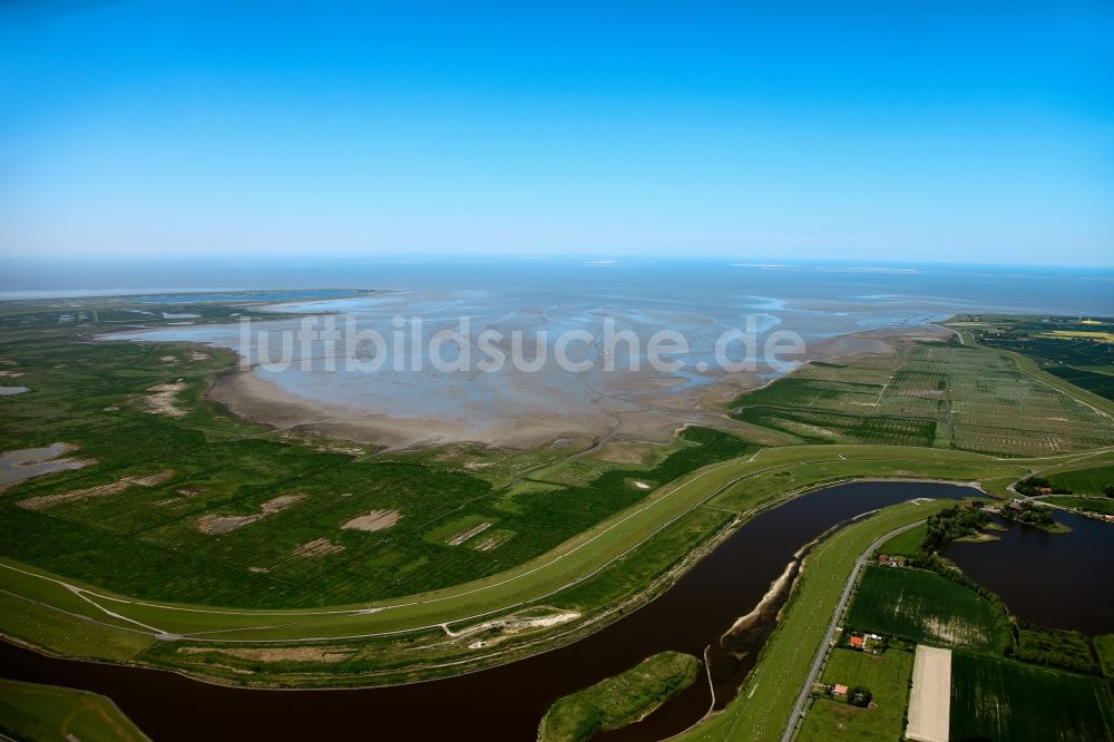 Luftaufnahme Krummhörn - Leybucht und Küste bei Greetsiel in der Gemeinde Krummhörn im Bundesland Niedersachsen