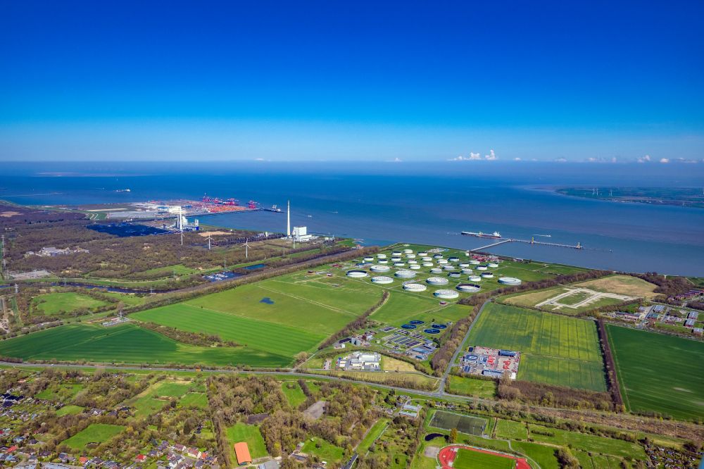Wilhelmshaven aus der Vogelperspektive: Ölhafen in Wilhelmshaven im Bundesland Niedersachsen