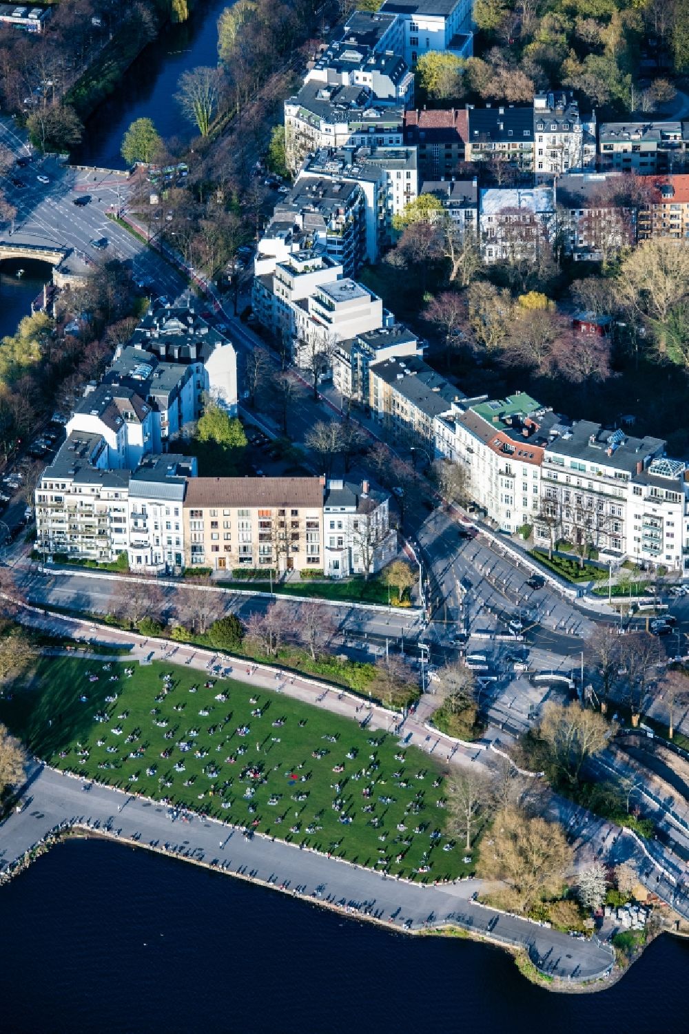 Luftbild Hamburg - Liegewiese Schwanenwiek an der Außenalster im Ortsteil Hohenfelde in Hamburg, Deutschland