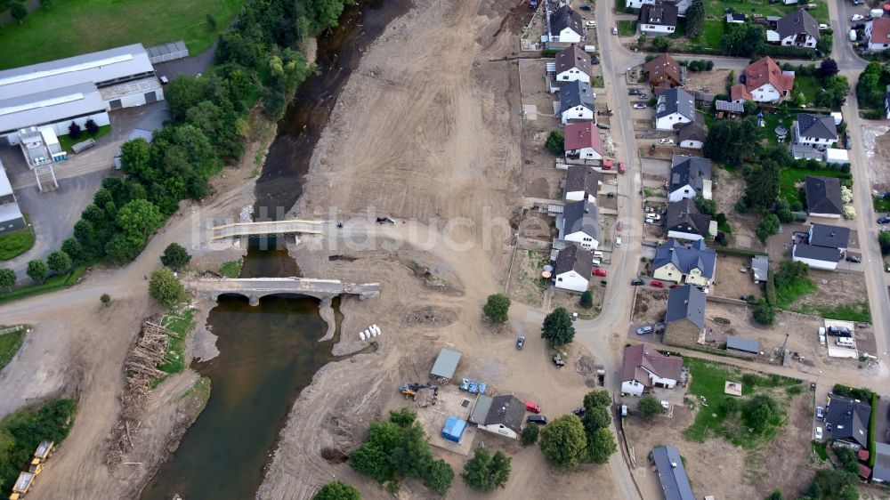 Luftaufnahme Hönningen - Liers mit der alten Bogenbrücke und der neuen Behelfsbrücke nach der Hochwasserkatastrophe im Ahrtal diesen Jahres im Bundesland Rheinland-Pfalz, Deutschland