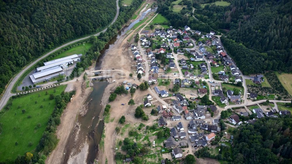 Hönningen von oben - Liers mit der alten Bogenbrücke und der neuen Behelfsbrücke nach der Hochwasserkatastrophe im Ahrtal diesen Jahres im Bundesland Rheinland-Pfalz, Deutschland