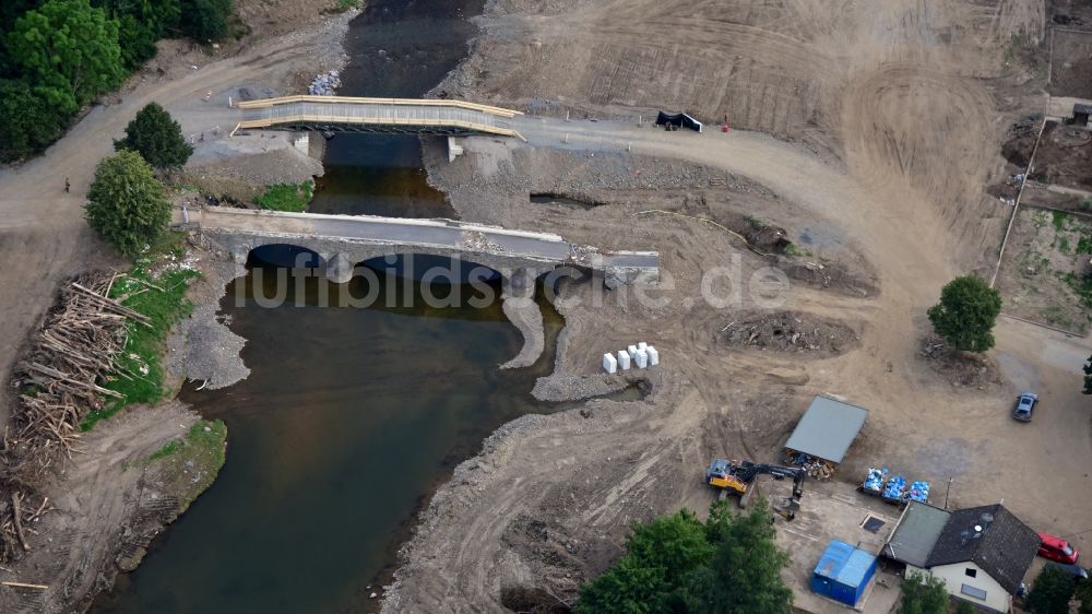 Luftbild Hönningen - Liers mit der alten Bogenbrücke und der neuen Behelfsbrücke nach der Hochwasserkatastrophe im Ahrtal diesen Jahres im Bundesland Rheinland-Pfalz, Deutschland