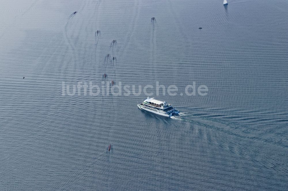 Pöcking aus der Vogelperspektive: Linienverkehr und Ruderboote bei der Ruder- Regatta Roseninsel-8er auf dem Starnberger See vor Starnberg im Bundesland Bayern