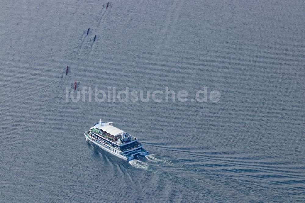 Luftbild Pöcking - Linienverkehr und Ruderboote bei der Ruder- Regatta Roseninsel-8er auf dem Starnberger See vor Starnberg im Bundesland Bayern