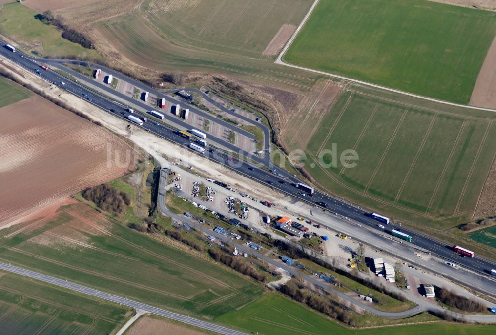 Northeim von oben - LKW- Abstellflächen an der Tank- und Rastanlage der BAB A in Northeim im Bundesland Niedersachsen, Deutschland