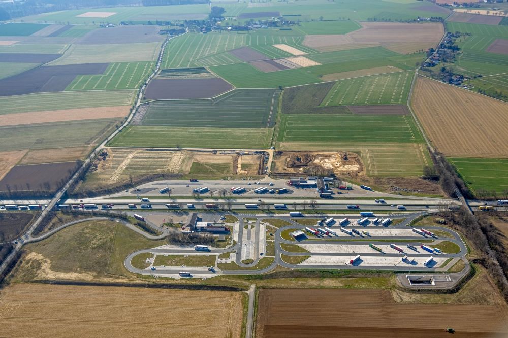 Luftbild Büderich - LKW- Abstellflächen an der Tank- und Rastanlage der BAB A44 Serways Raststätte Am Haarstrang in Büderich im Bundesland Nordrhein-Westfalen, Deutschland