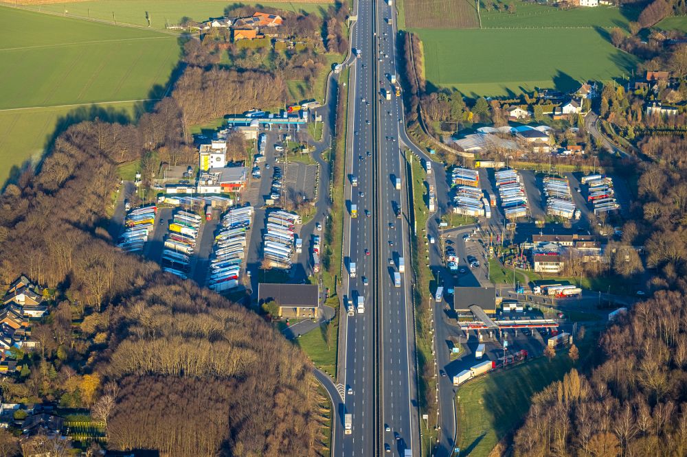 Luftaufnahme Hamm - LKW- Abstellflächen an der Autobahn- Raststätte der BAB A2 am Rastplatz in Rhynern im Bundesland Nordrhein-Westfalen, Deutschland