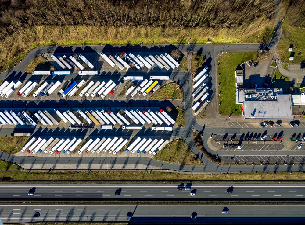 Hamm aus der Vogelperspektive: LKW- Abstellflächen an der Autobahn- Raststätte der BAB A2 am Rastplatz in Rhynern im Bundesland Nordrhein-Westfalen, Deutschland