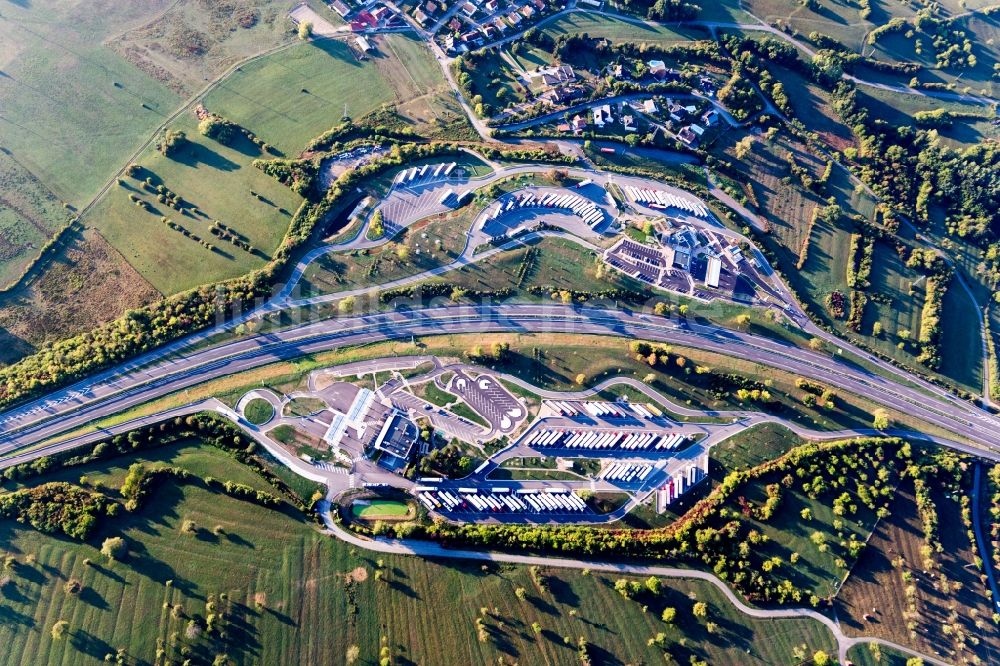 Luftbild Eckartswiller - LKW- Abstellflächen an der Autobahn- Raststätte und Parkplatz der A4 Aire de Service AVIA de Saverne-Eckartswiller in Eckartswiller in Grand Est, Frankreich