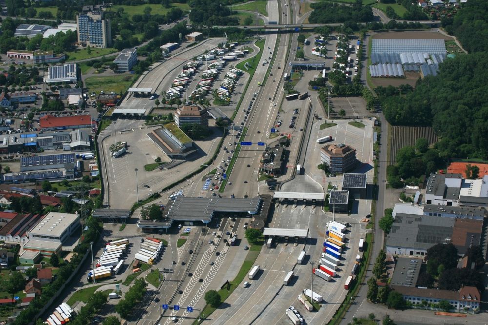Luftbild Weil am Rhein - LKW- Abstellflächen an der Autobahn- Raststätte und Parkplatz der BAB A5 beim Autobahnzoll Deutschland - Schweiz in Weil am Rhein im Bundesland Baden-Württemberg, Deutschland