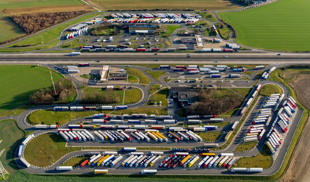 Eschweiler von oben - LKW- Abstellflächen an der Autobahn- Raststätte und Parkplatz der BAB A4 in Eschweiler im Bundesland Nordrhein-Westfalen