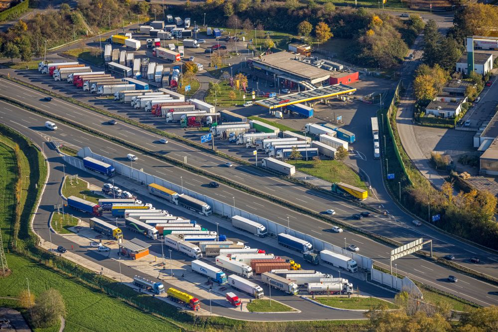 Luftaufnahme Fuhlenbrock - LKW- Abstellflächen an der Autobahn- Raststätte und Parkplatz der BAB A2 in Fuhlenbrock im Bundesland Nordrhein-Westfalen, Deutschland