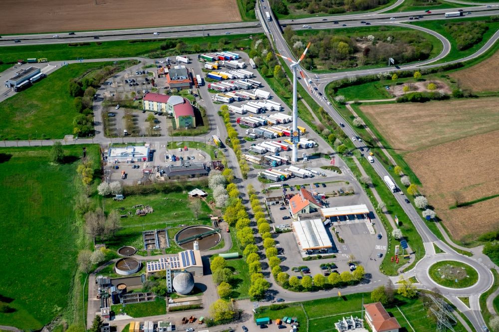 Luftaufnahme Herbolzheim - LKW- Abstellflächen an der Autobahn- Raststätte und Parkplatz der BAB A5 in Herbolzheim im Bundesland Baden-Württemberg, Deutschland