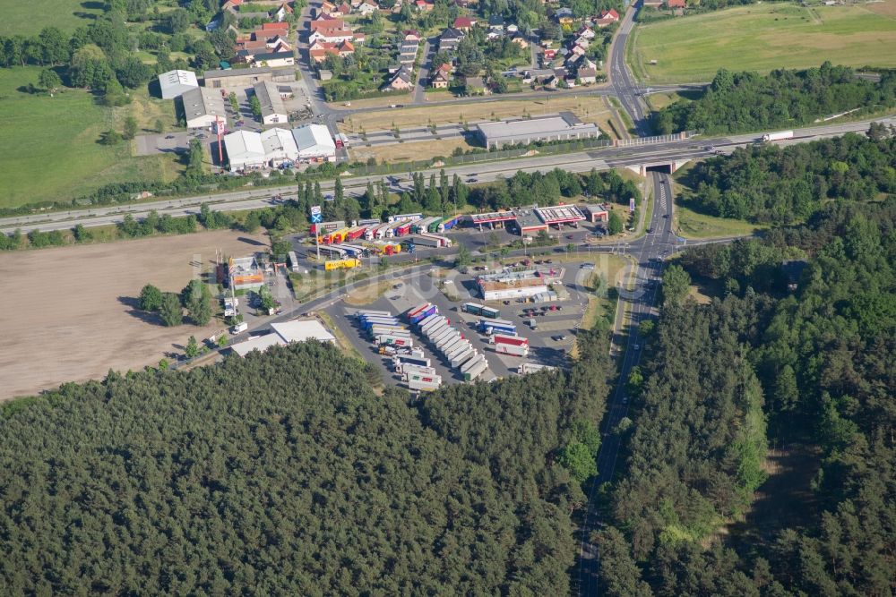 Linthe von oben - LKW- Abstellflächen an der Autobahn- Raststätte und Parkplatz der BAB A9 in Linthe im Bundesland Brandenburg, Deutschland