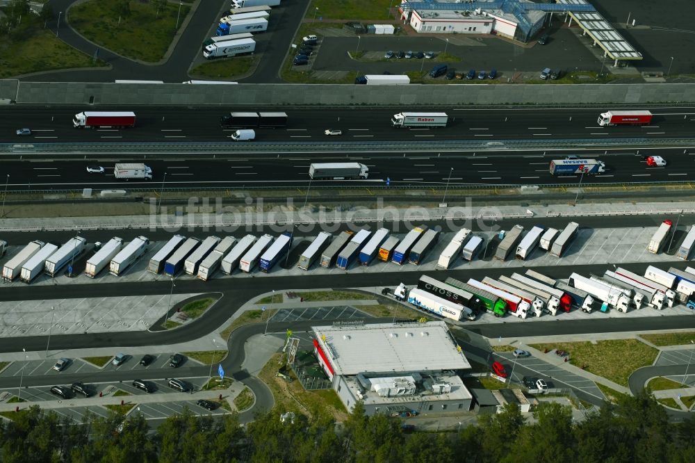Luftbild Michendorf - LKW- Abstellflächen an der Autobahn- Raststätte und Parkplatz der BAB A10 in Michendorf im Bundesland Brandenburg, Deutschland
