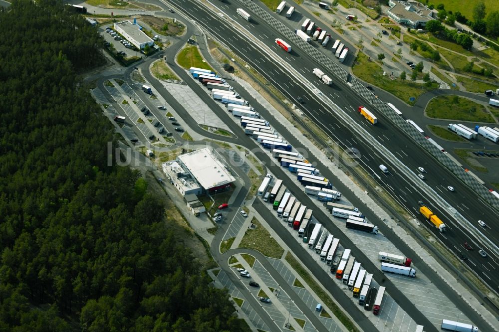 Luftbild Michendorf - LKW- Abstellflächen an der Autobahn- Raststätte und Parkplatz der BAB A10 in Michendorf im Bundesland Brandenburg, Deutschland