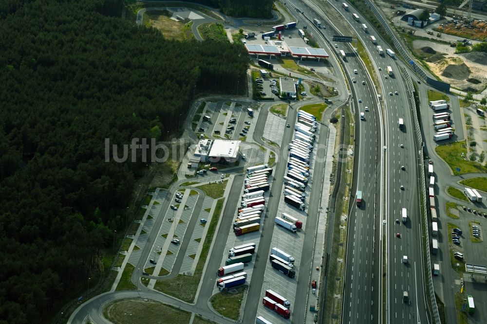 Luftaufnahme Michendorf - LKW- Abstellflächen an der Autobahn- Raststätte und Parkplatz der BAB A10 in Michendorf im Bundesland Brandenburg, Deutschland