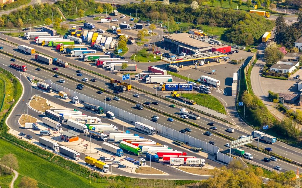 Luftbild Bottrop - LKW- Abstellflächen an der Autobahn- Raststätte und Parkplatz der BAB A2 im Ortsteil Fuhlenbrock in Bottrop im Bundesland Nordrhein-Westfalen, Deutschland